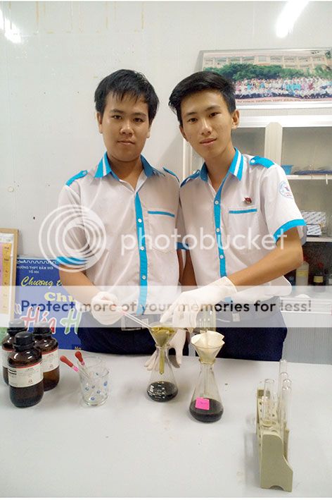 Em Trần Duy Khanh (trái) và Nguyễn Phương Anh với dự án: "Tách chiết, cô lập và thử nghiệm hoạt tính kháng virut trên tôm nuôi của hợp chất Mangiferin từ lá xoài"